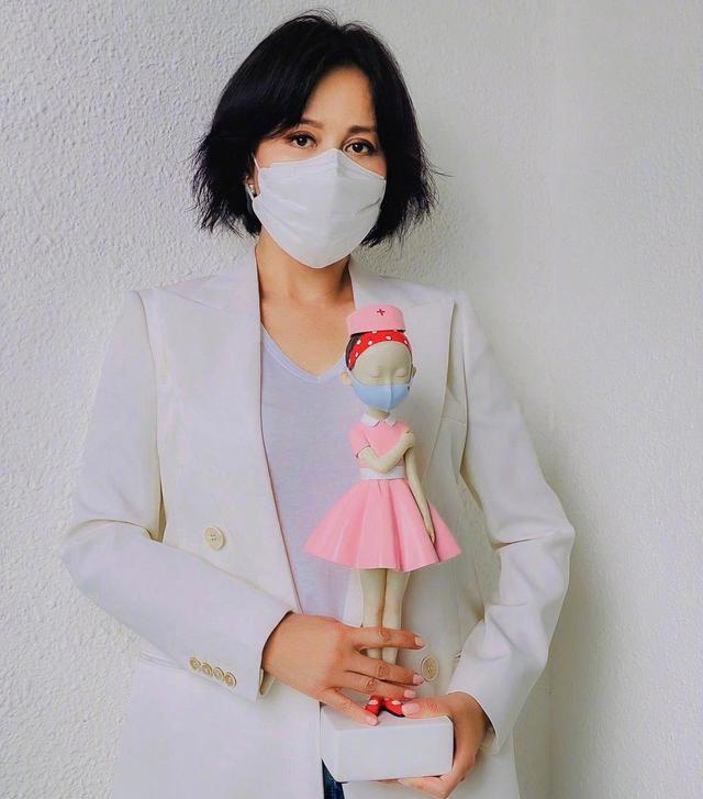 55岁刘嘉玲晒近照，穿垫肩西装气场太足，白色反而把本人显更白