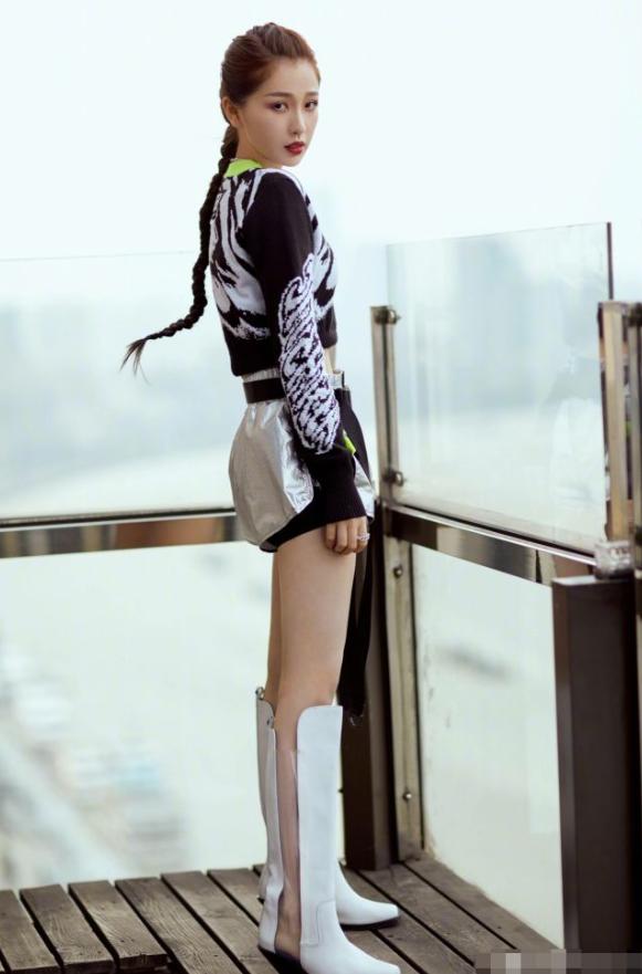 虞书欣证明腿是天然长，穿上“透明靴”，谁知意外成“新晋腿精”