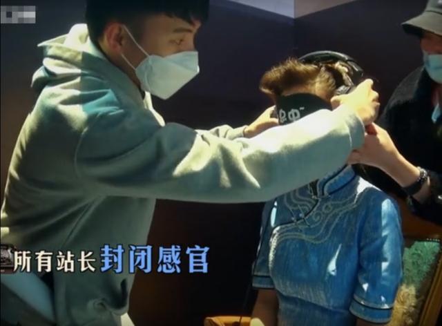 Baby做游戏太拼，化好的妆被戴上眼罩，摘下那刻，眼部真实了