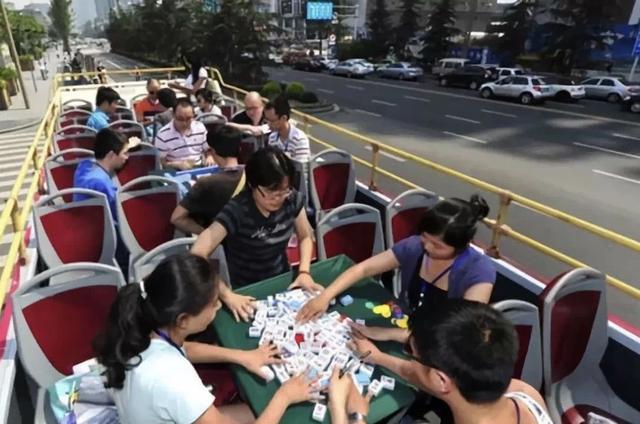 四川人到底多爱打麻将，地震了都还在抓牌...
