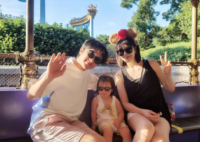 李亚男晒一家三口迪士尼游玩照，女儿戴墨镜梳呆毛反差萌爆棚