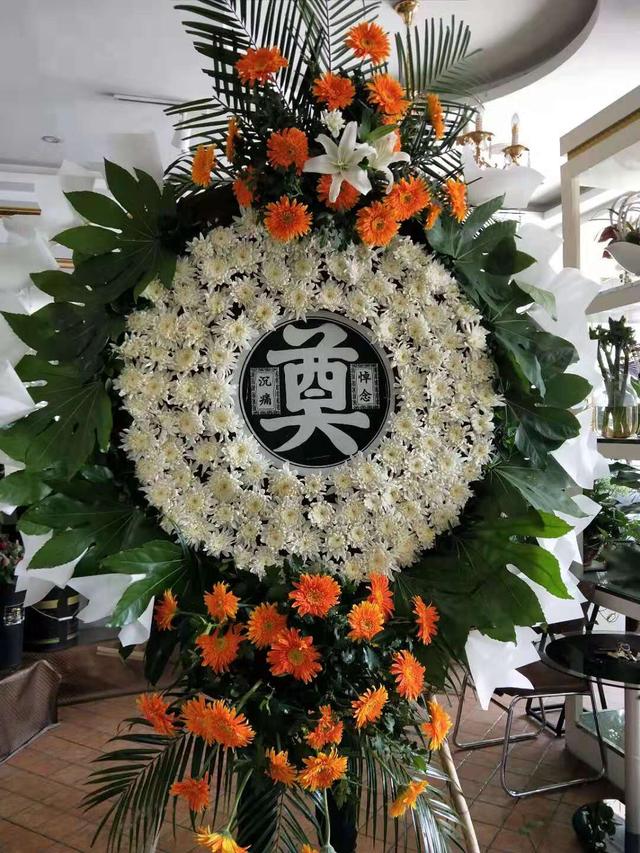 殡仪馆灵堂鲜花布置图图片