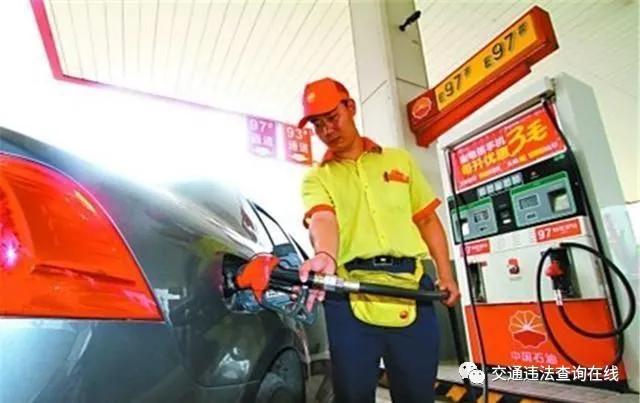 汽车加满油后动力变好，车主们不明所以，专家做出2点解释