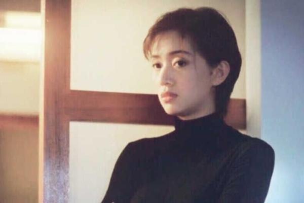 她是梅艳芳干妹妹，被指责葬礼上举止无礼，梅艳芳医药费都她付的