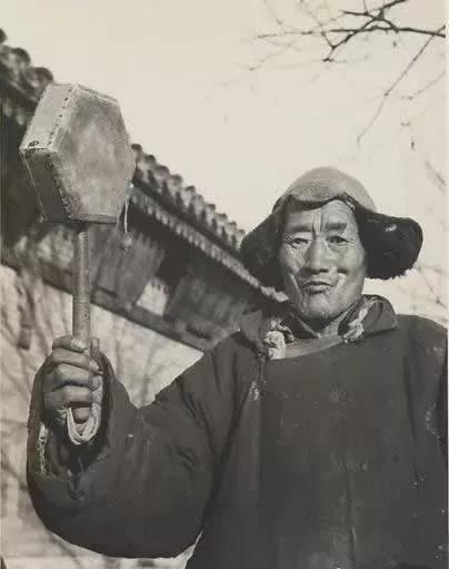 百年前走街串巷谋生的小贩,吸引顾客有绝招(组图) 百年前走街串巷谋生的小贩,吸引顾客有绝招(组图)