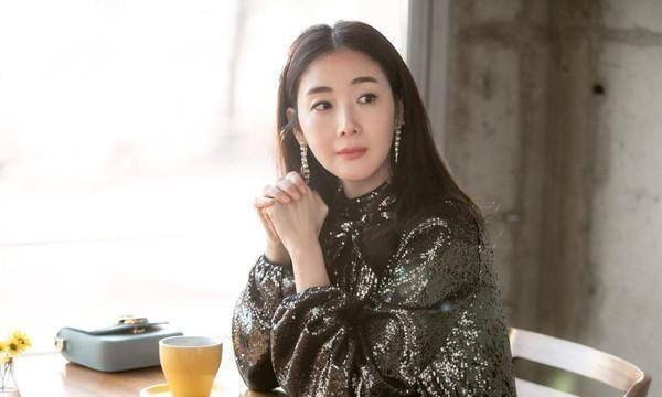 44岁崔智友首晒孕照，四肢纤瘦肚大如箩状态佳，疑透露胎儿性别