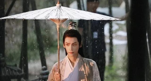 前有《皓衣行》，后有《流金岁月》，路透成最