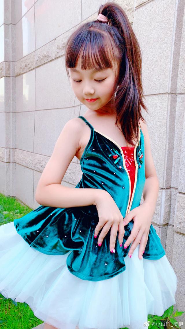 邓伦女儿小山竹近照，变瘦高小美女，与妹妹穿公主裙拍照似双胞胎