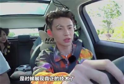 周深被教练“嘲”身高，戚薇油门离合傻傻分不清，他靠嘻哈背科一