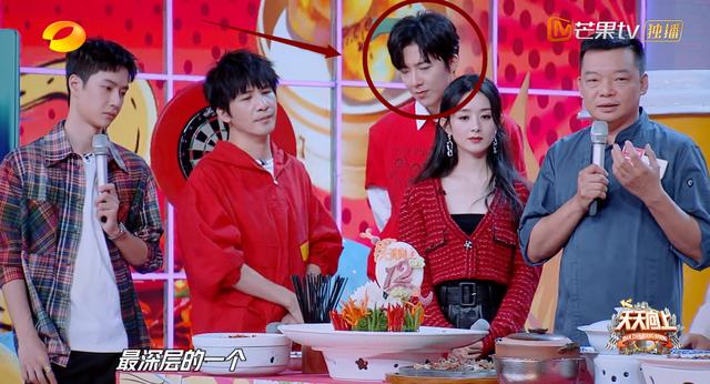 上节目，刘宇宁站赵丽颖身后，谁注意他手在干啥？真当没女粉