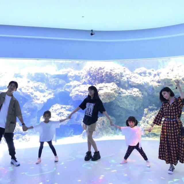 贾静雯一家为咘咘庆祝5岁生日，感谢妈妈辛苦生下她，感动又好笑