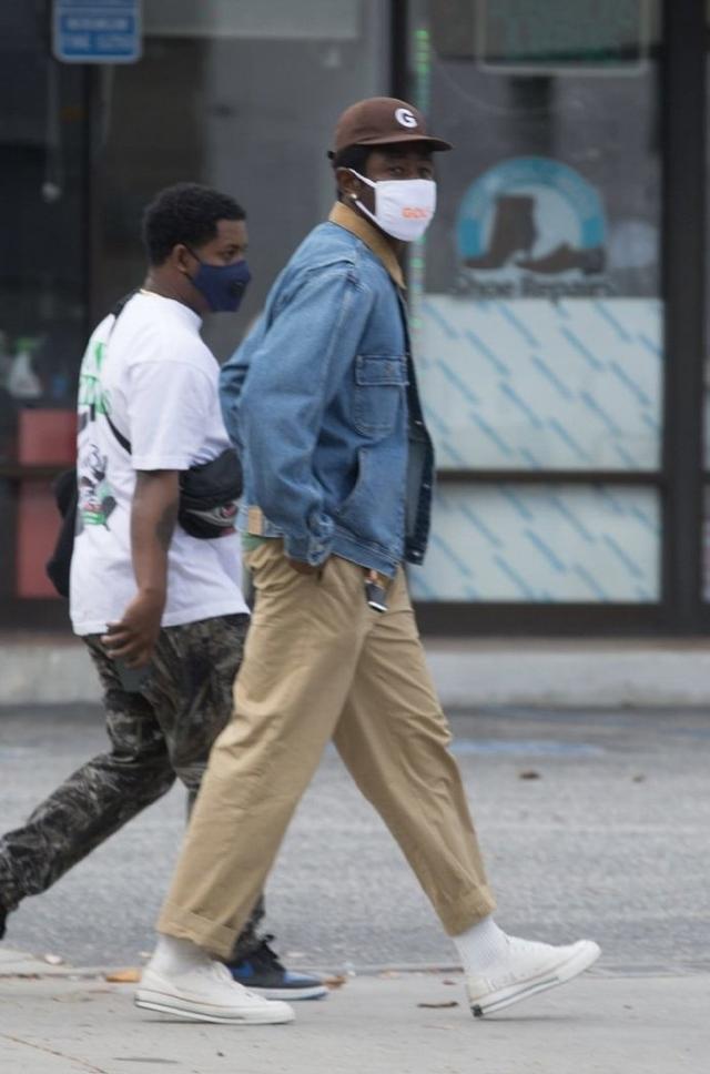 看到同胞惨死白人警察膝下，美国黑叔叔选择了重拳出击...