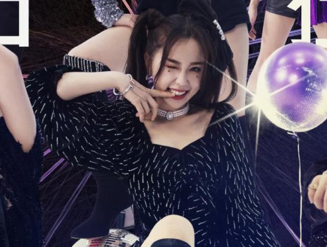 同样是走暗黑萝莉风格，郑爽虞书欣都扎双马尾，谁留意颜值高低？