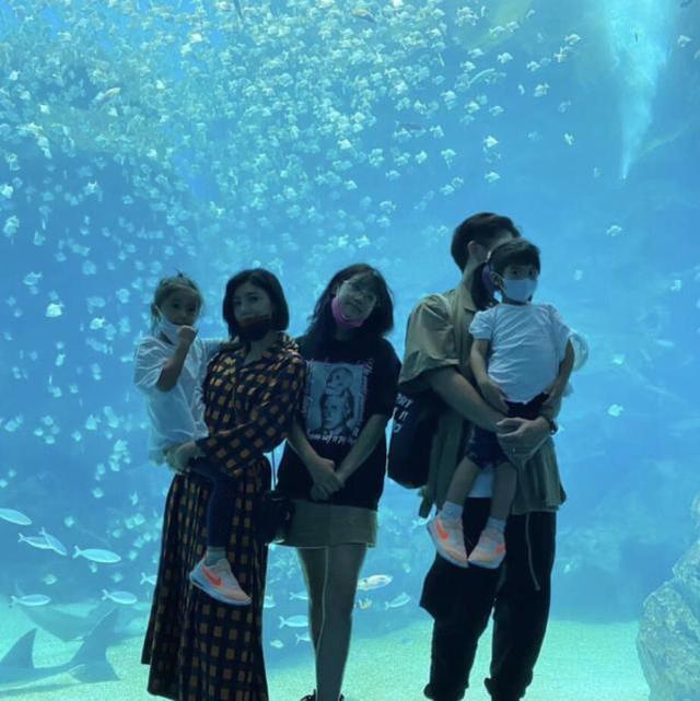 贾静雯一家为咘咘庆祝5岁生日，感谢妈妈辛苦生下她，感动又好笑