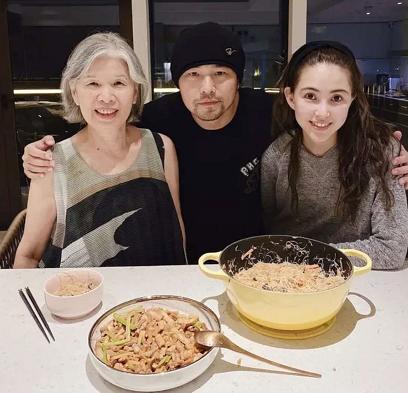 “宠女狂魔”周杰伦再晒女儿近照，小周周长发及腰像“小淑女”