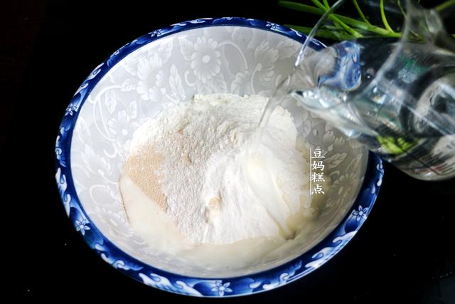 才发现，葱花饼这样做，早起5分钟就搞定，且越放越香软