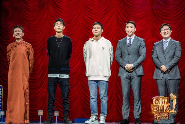 孟鹤堂接棒周九良，成烧饼作品场外解说，对助演如数家珍赞不绝口