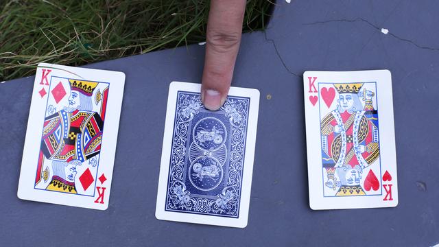 用牌怎么变魔术用牌变魔术简单的视频