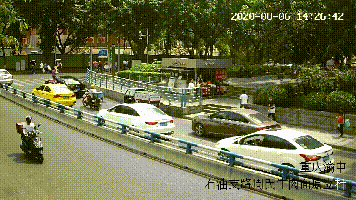 重庆|监控实拍！摩托车见缝插针，结果遭遇小车“开门杀”