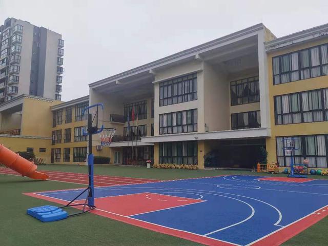 售楼部对面就是一所幼儿园(润禾澳贝幼儿园),小学有郫筒一小(望丛校区