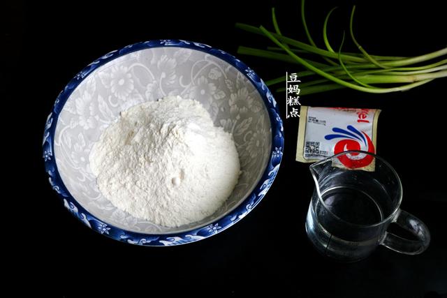 才发现，葱花饼这样做，早起5分钟就搞定，且越放越香软