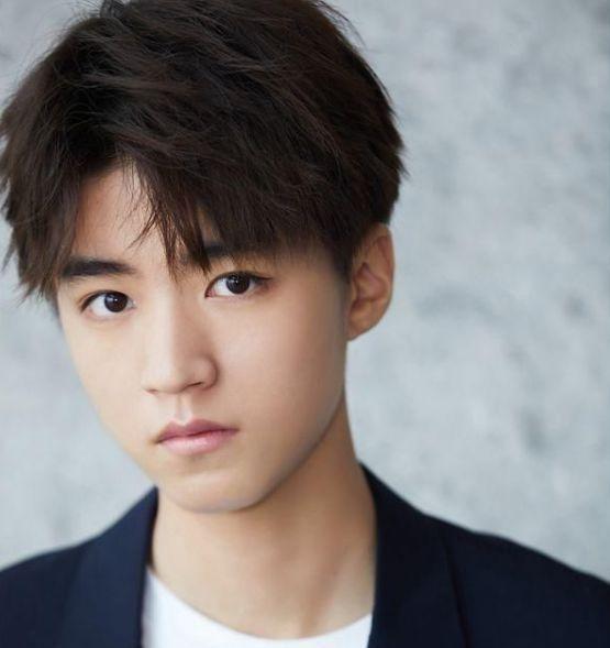 易烊千玺喜获金像奖最佳新演员，人气才气远超