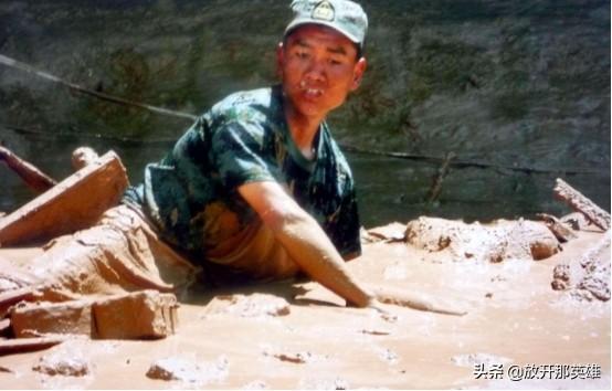 弃商从军抗洪烈士：带病参战，连续4次在堤上昏倒，牺牲时仅20岁