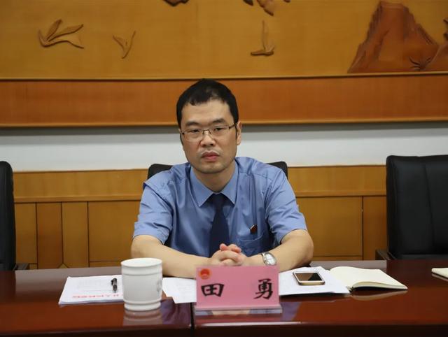 县检察院党组书记,检察长田勇介绍有关情况,县检察院班子成员及内设