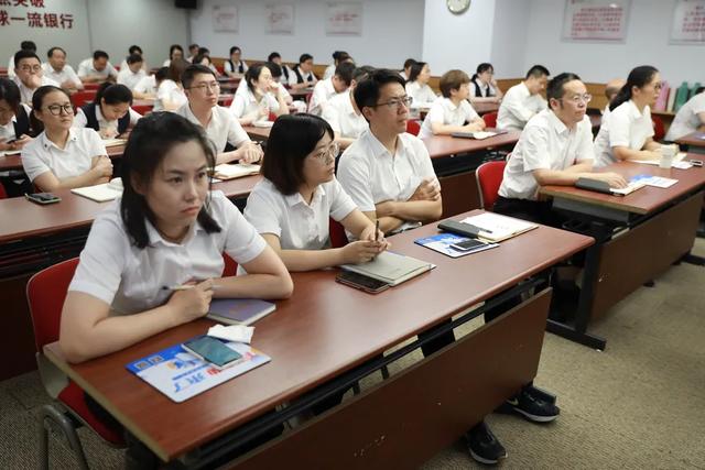 “司法服务‘治未病’ 金融风险早预防”，无锡中院民法典宣讲进银行