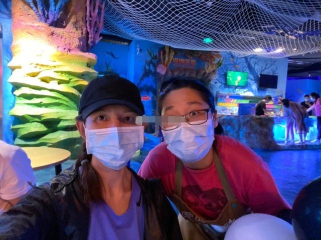 蔡少芬夫妇带孩子到乐园玩，被拍到私下相处细节，当众拥抱太恩爱