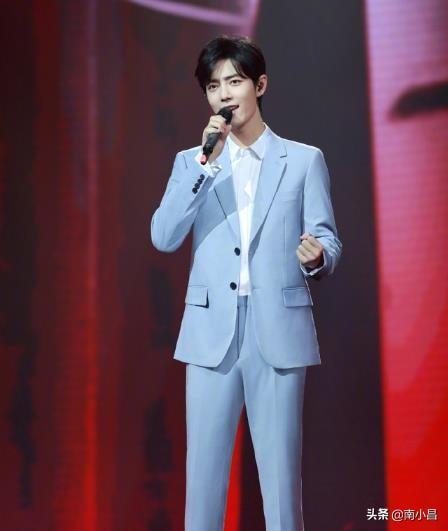 争议风波渐渐平息，肖战承认过往不当言论，登台献唱后又表白妈妈
