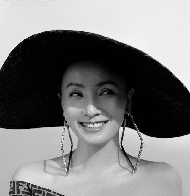 46岁陶虹拍时尚写真，身材性感端庄得体，难怪徐峥爱她这么多年