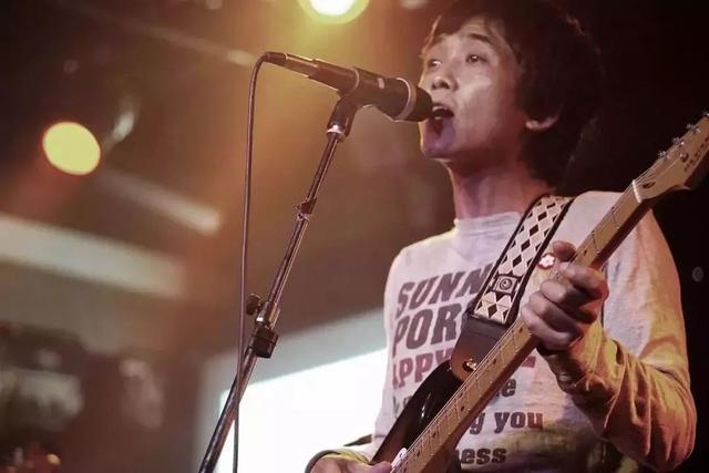 张楚出了《一颗不肯媚俗的心》,别看封面上他穿个背心,像个瘦弱的流氓