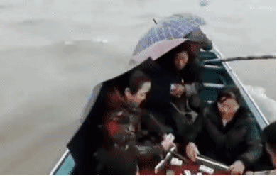 四川人到底多爱打麻将，地震了都还在抓牌...