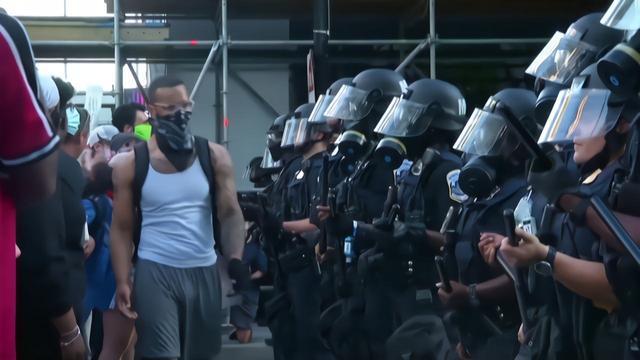 在美华人被白人无故殴打，围观人群无动于衷，