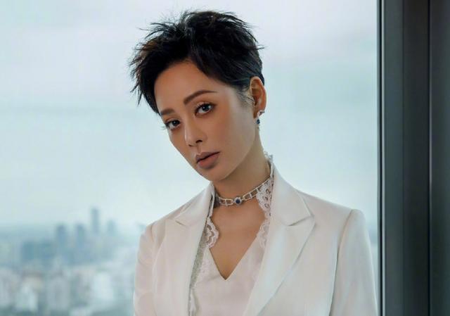 《乘风破浪》导演太难了，姐姐们迟到不敢管，