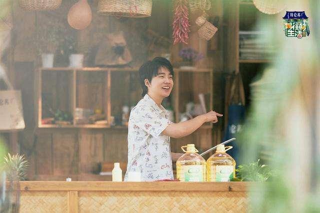 郭麒麟上综艺被何炅吐槽：三档节目了，哪哪都