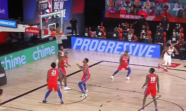 利拉德再演神仙球！轉身後突破，卻砸在哈里斯身上直接進框