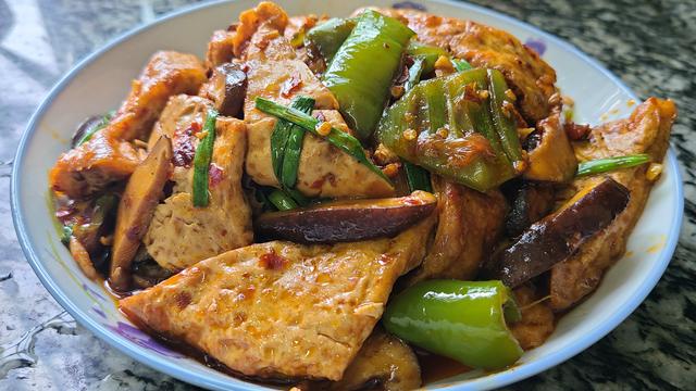 香菇烧豆腐，好吃又下饭的一道家常菜，做法跟材料很简单