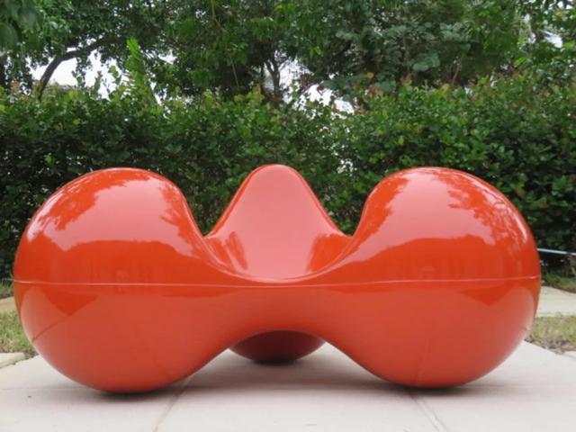 艾洛·阿尼奥《番茄椅》,1971年艾洛·阿尼奥《小狗椅》,2005年但芬兰