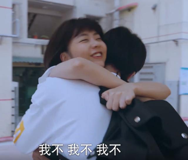 凌霄出门十几天回家，李尖尖跑到他面前公主跳，凌霄的抱姿太甜了