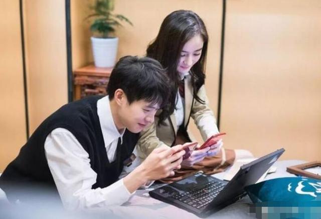 捂不|杨幂魏大勋捂不住了？穿情侣款出入同一小区疑同居 网友调侃：有猫腻