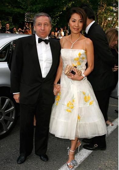 58岁杨紫琼近照曝光风采依旧，情定大16岁富豪，