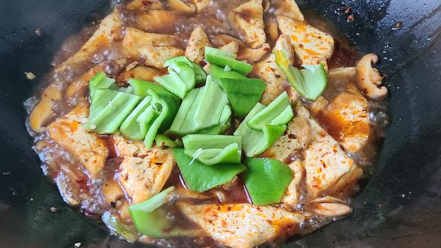 香菇烧豆腐，好吃又下饭的一道家常菜，做法跟材料很简单