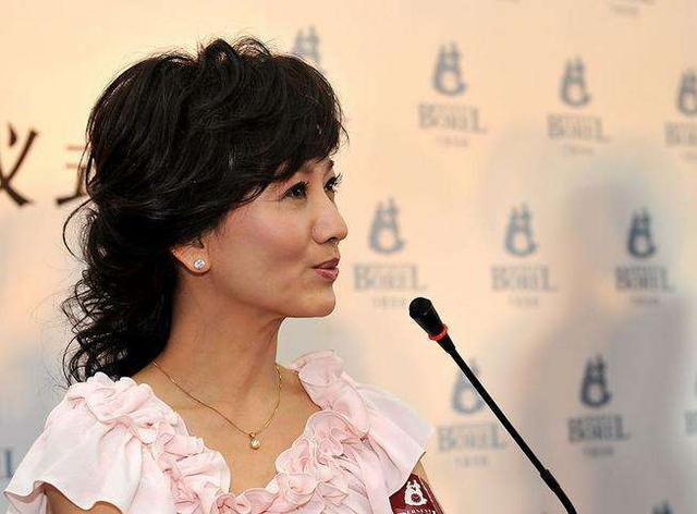 女生怎样穿好看？年过半百赵雅芝美若少女，照着穿优雅又显气质