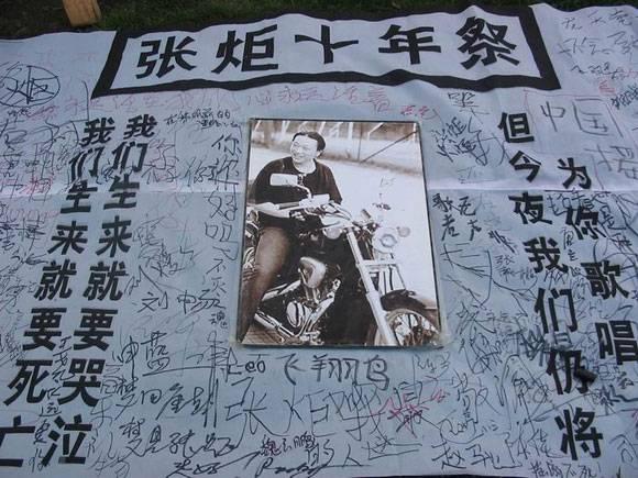 我爱的男孩都老了，只有爱笑的他永远留在25岁...