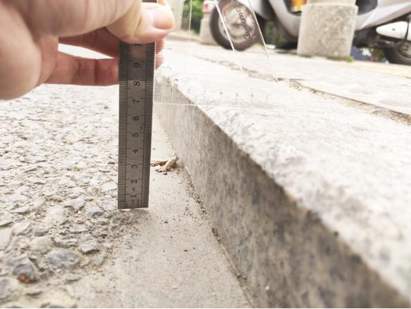 相比之前近7厘米的高度差,市区瑞京路与西洋坪路安全岛整改后,路缘石