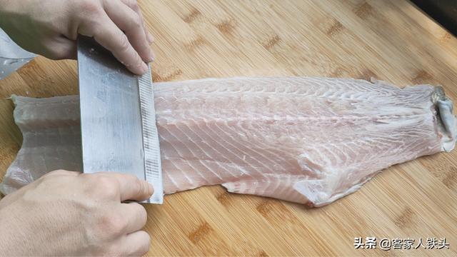 60岁老厨师教的鱼丸做法，不剁馅不绞肉，Q弹爽口，在家一样能做