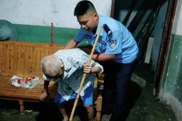江津区|津城警事 | 八旬老人深夜迷路摔伤 暖心辅警背他回家