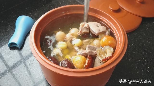 夏天炖汤有讲究，从食材搭配到火候控制，手把手教你一锅广东靓汤